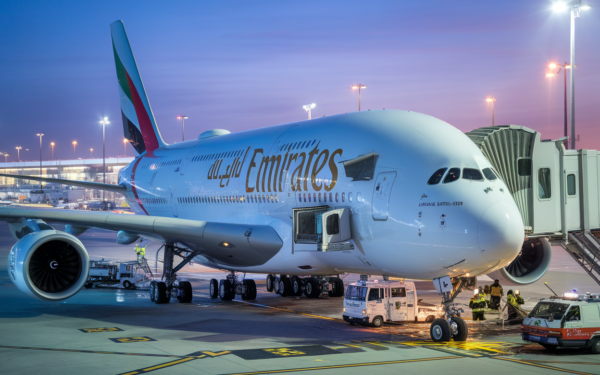 A380 d'Emirates touché à Dubaï lors d'une attaque de drones iraniens, au moins deux avions civils visés