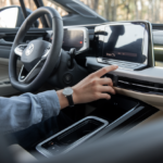 Volkswagen tourne la page des commandes tactiles : Thomas Schäfer impose le retour aux boutons