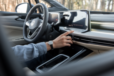 Volkswagen tourne la page des commandes tactiles : Thomas Schäfer impose le retour aux boutons