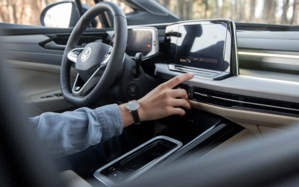 Volkswagen tourne la page des commandes tactiles : Thomas Schäfer impose le retour aux boutons