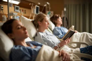 Femme consultante avec médecin discutant traitements cancer sein risques