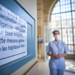 Professionnel de santé recevant une injection de vaccin contre la grippe