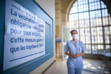 Professionnel de santé recevant une injection de vaccin contre la grippe
