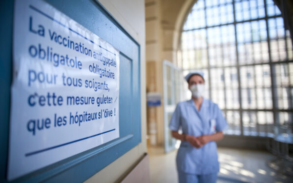 Professionnel de santé recevant une injection de vaccin contre la grippe