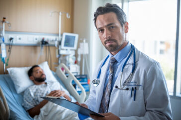 Un médecin observant une imagerie médicale d'une tumeur pancréatique avec équipement radiothérapeutique moderne