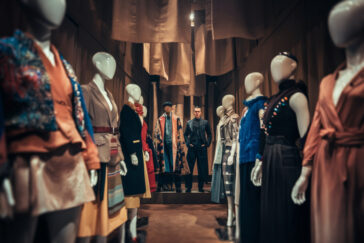 Podiums élégants, mannequins vêtus de créations avant-gardistes, défilés parisiens spectaculaires