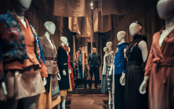 Podiums élégants, mannequins vêtus de créations avant-gardistes, défilés parisiens spectaculaires